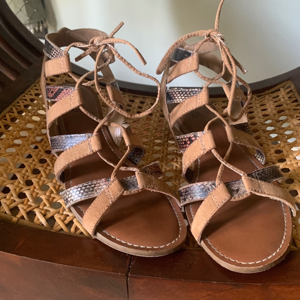 Adorable Carlos Santana sandal size 8.5